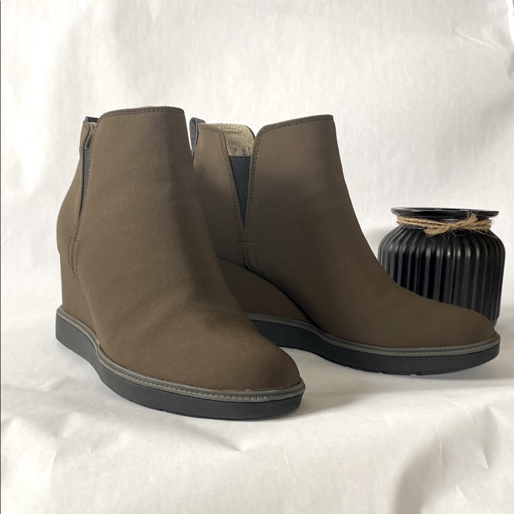 Dr. Scholl’s Johnnie Bootie (new in box)
Size 9
True Olive color, rich green